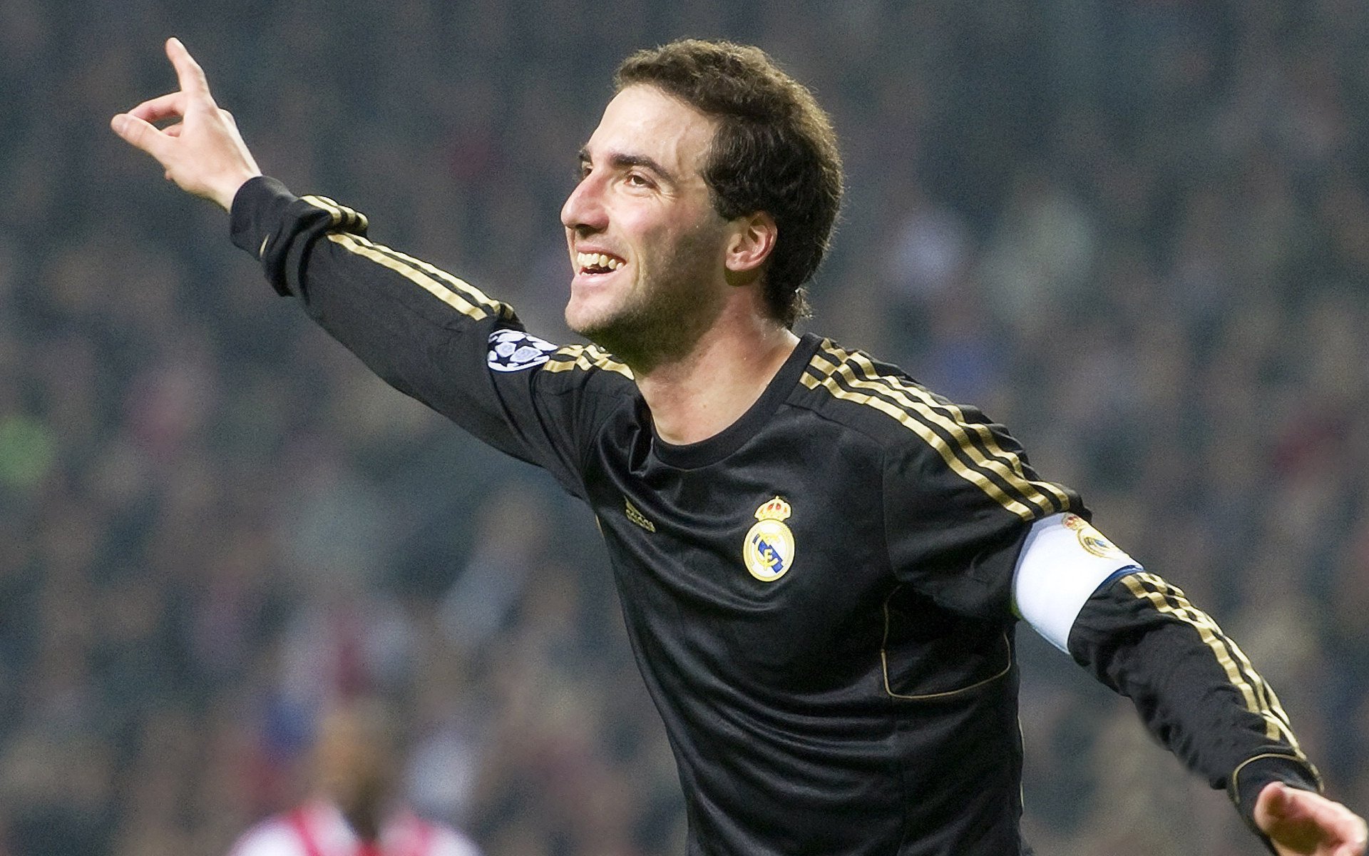 华体会体育-卡迪夫城边路突破频繁，蓝鸟军团全力进攻，卡迪夫蓝调风格是什么车